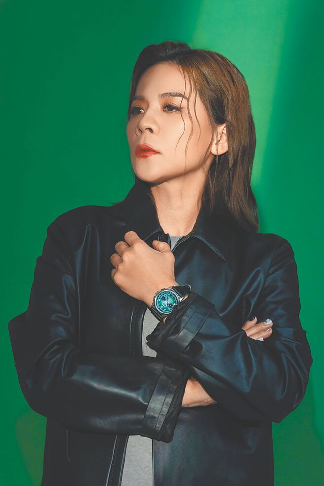 江美琪以率性的姿态，展现不凡歌后气势。她更戴宝齐莱传承系列年历双盘计时码表台中限定版，渐变绿面盘与表背的台中地标缩影是特点，24万5000元。（摄影／石智中‧服装提供／peter wu）