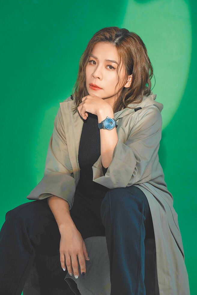 江美琪戴宝齐莱Manero缘动力小三针日期蓝面腕表，搭载自制CFB A2050环型自动链机芯，24万5000元。（摄影／石智中‧服装提供／peter wu）