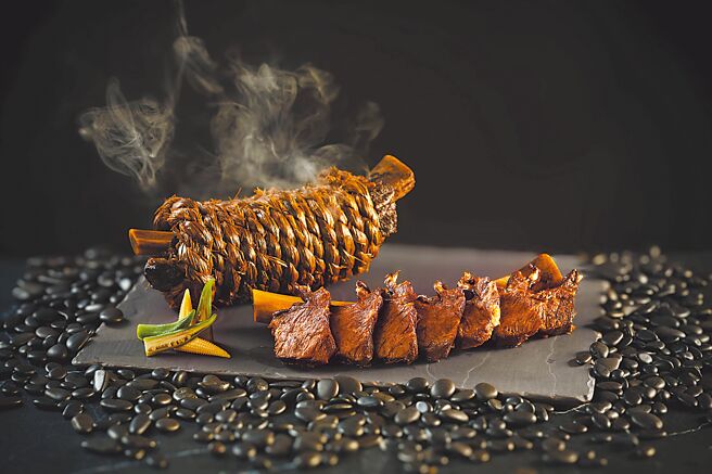 「稻香大地牛」坚持使用重达1公斤以上的带骨牛小排，是「奇岩一号」创店首道经典料理。（大地酒店提供）