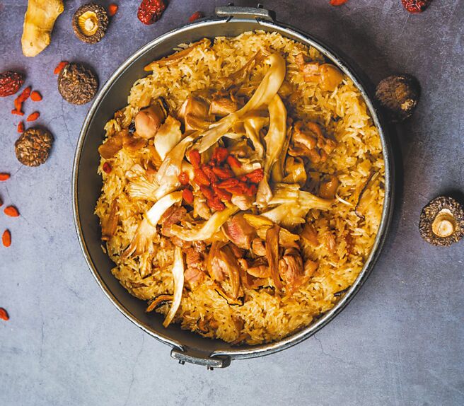 年年热销的「麻油鸡酒饭」，麻油香气诱人，是「奇岩一号」每次宴会的必备佳肴。（大地酒店提供）