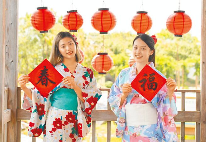 入住新春住房專案，民眾可換穿經典浴衣，體驗特別走春裝束。（宜蘭綠舞國際觀光飯店提供）