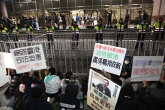 柯文哲遭起訴「小草」衝北院集結 詹江村、何啟聖喊挺