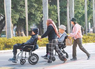 65歲以上免繳健保今擬三讀 醫師工會批：釀3大惡果