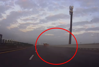 砂石車國道突「卸貨」！後方駕駛遭碎石狂噴：車身都掉漆