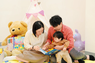 走訪特色市圖 書書服服過新年