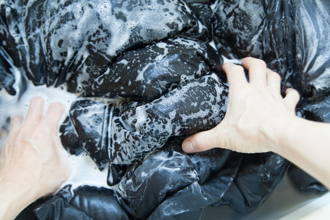 洗壞羽絨外套！洗衣店協商辯稱「非專業乾洗」 專家曝：真的有差