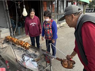 台84線快速道路玉井段烤雞飄香 鋼管雞天冷熱銷