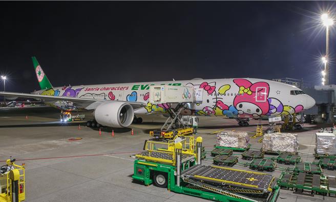 长荣航空携手三丽鸥公司推出的Hello Kitty彩绘机系列迎来全新压轴作品—「糖果机」，于2024年12月26日晚间11点30分正式首航巴黎！缤纷的机身彩绘结合三丽鸥明星与糖果世界，为台湾与欧洲的天空增添甜蜜色彩。本次彩绘机推出后，将以台北至巴黎航线为主，让旅客在旅途中享受前所未有的欢乐与惊喜。 （陈麒全摄）