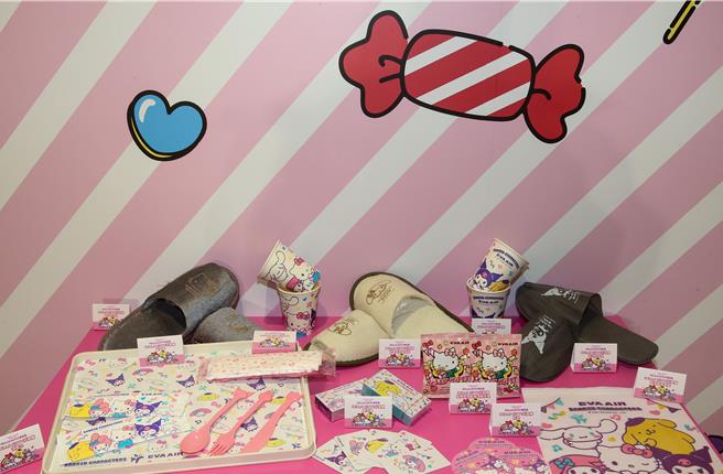 不仅机身造型吸睛，机内更推出多款三丽鸥联名用品，包括头垫纸、餐具、杯垫及限量儿童餐盒，让旅客感受甜蜜氛围，留下难忘回忆。（陈麒全摄）