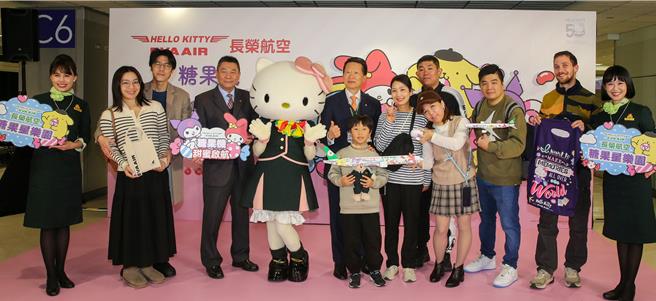 在首航活动中，Hello Kitty本尊现身活动现场，与旅客合影互动，为首航旅程增添更多惊喜。 （陈麒全摄）