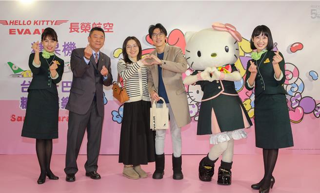 在首航活动中，Hello Kitty本尊现身活动现场，与旅客合影互动，为首航旅程增添更多惊喜。 （陈麒全摄）