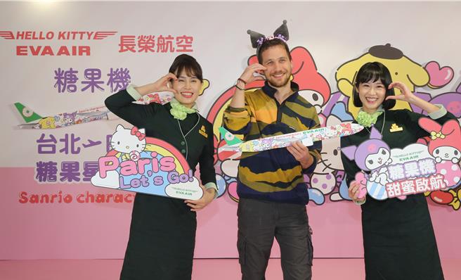 在首航活动中，长荣航空特别举办有奖徵答活动，幸运的旅客可获得独家好礼。（陈麒全摄）