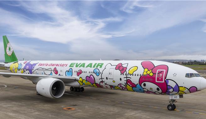长荣航空携手三丽鸥公司推出的Hello Kitty彩绘机系列迎来全新压轴作品—「糖果机」，于2024年12月26日晚间11点30分正式首航巴黎！缤纷的机身彩绘结合三丽鸥明星与糖果世界，为台湾与欧洲的天空增添甜蜜色彩。本次彩绘机推出后，将以台北至巴黎航线为主，让旅客在旅途中享受前所未有的欢乐与惊喜。 （长荣航空提供／陈麒全桃园机场传真）