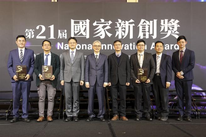  國家生技醫療產業策進會辦理「2024第21屆國家新創獎」，昨日舉行頒獎典禮，國軍合計拿下5項「國家新創獎」、6項「國家新創精進獎」；其中，國防醫學院以「耳機型含血壓等多功能生理感測器與居家智慧醫療應用」等3項研發，榮獲國家新創獎肯定，展現創新醫療量能。（記者范瑜攝）