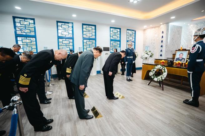  国防部长顾立雄向故李前部长追思致祭。（军闻社记者林庭晖摄）