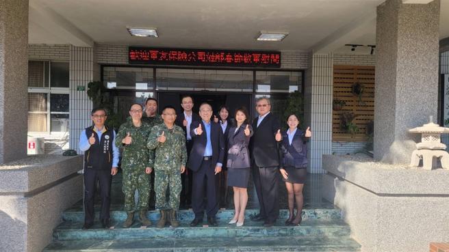  军友保代敬军团昨日慰访陆军257旅等中部部队，提前祝贺官兵佳节愉快。（军友保代提供）