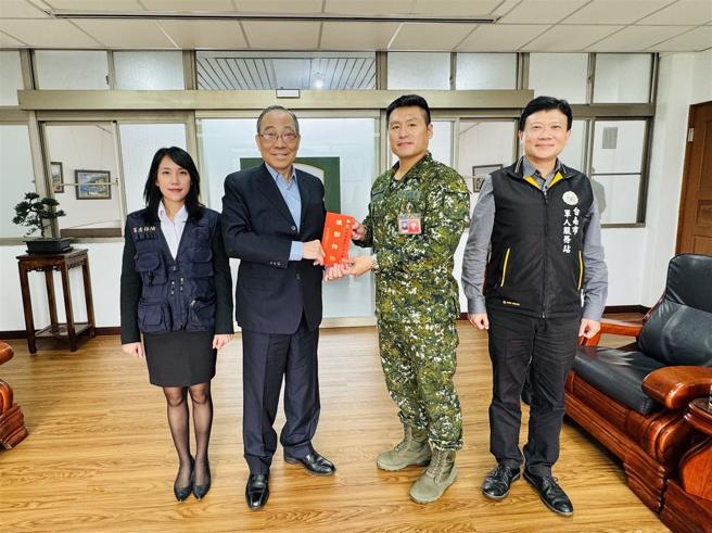 军友保代敬军团昨日慰访陆军137旅，感谢官兵卫国辛劳。(军友保代提供)