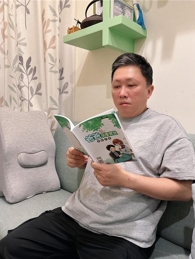 赵正平56岁喜获麟儿，为儿子读育儿手册。（翻摄赵正平脸书）