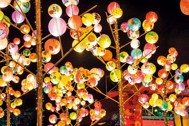 欢乐宜兰年在园区内外皆摆设喜庆的灯饰，年味满溢。（图／宜兰县政府文化局提供）
