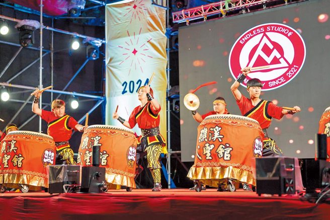 全台最有年味的欢乐宜兰年守岁晚会，由传统艺术团体带来精采演出，图为2024年表演画面。（图／宜兰县政府文化局提供）