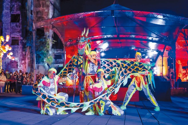 起炉仪式前精彩的开场演出，带给观眾不一样的视觉体验。（图／宜兰县政府文化局提供）