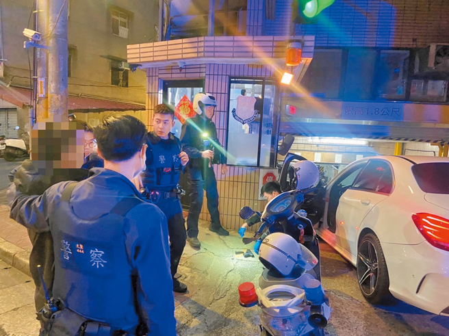 新北市警局快速打击部队平常依勤务服勤或在驻地待命，临时有状况就会依编组任务立刻出勤。（图／新北市警察局提供）
