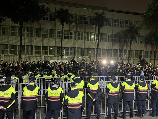 台北市警局出动大批警方在法院外维持秩序（林伟信摄）