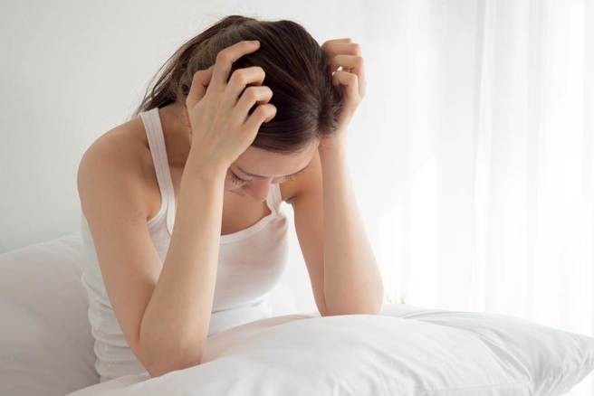 医检师做心电图掀女病患内衣触碰乳头，性骚扰罪判囚8月定谳。(图:shutterstock/达志)