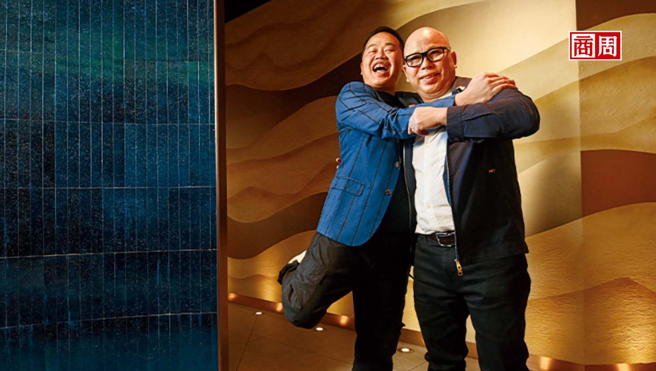 老井执行长巷士铫（左）、董事长彭道锐（右）靠重塑奖金、员训制度，在缺工时代拚出8%低流动率。(摄影者．程思迪)