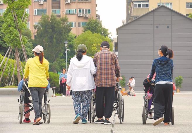 65岁以上长者免缴健保费今立院闯关，医师姜冠宇反对，他认为比起年轻人，台湾最有钱的是老人，世代不公会危及很多发展面向。（本报资料照片）