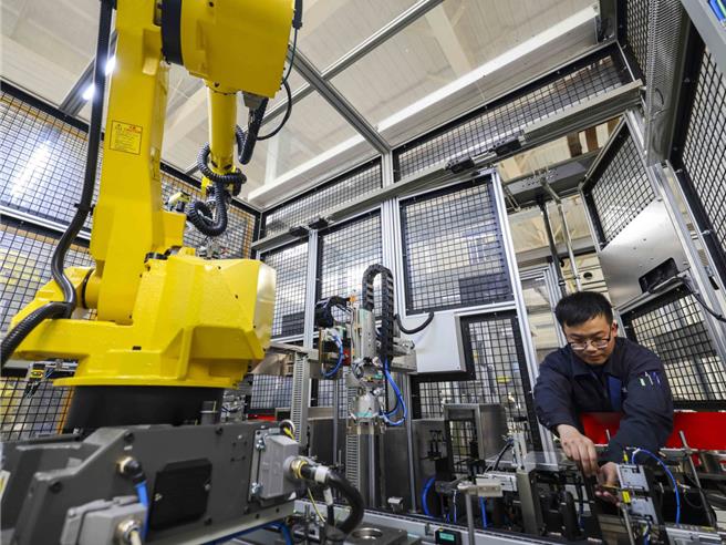 大陆上月全国规模以上工业企业实现利润按年跌幅收窄至7.3％，表现为4个月以来最好。首11月工业企业利润按年跌4.7％。（图／新华社）