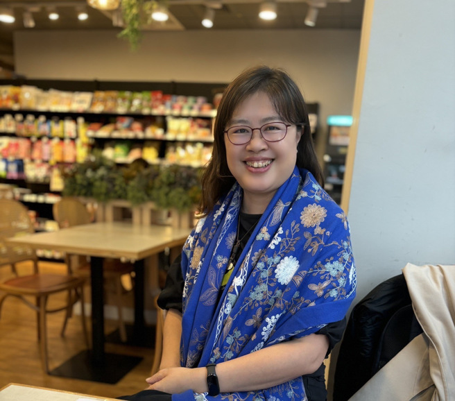 R姐披着新疆买来的漂亮披肩，笑认个股操作不易，从此转战ETF。（记者冯恩惠摄）