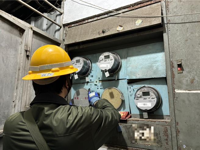 新北市公安小组执行拆除电表。（城乡局提供）