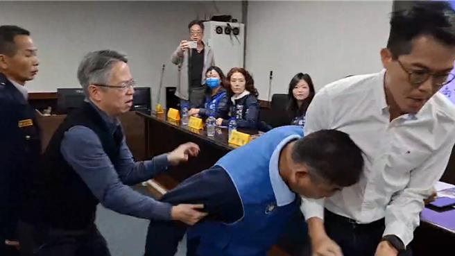 国民党台南市议会党团27日开会力挺立法院通过《财划法》，基进党议员李宗霖（右一）衝入会场踢馆，国民党议员卢崑福（右二）气得头顶将他撞开。（程炳璋摄）