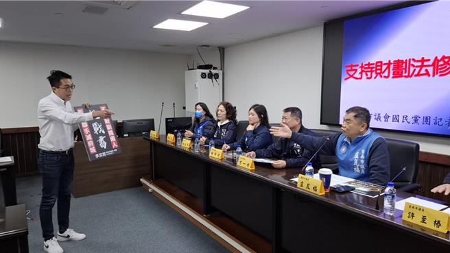 基进党台南市议员李宗霖（左）手持挑战书，27日衝入国民党台南市议会党团的开会现场，与蓝营议员对峙互骂。（程炳璋摄）