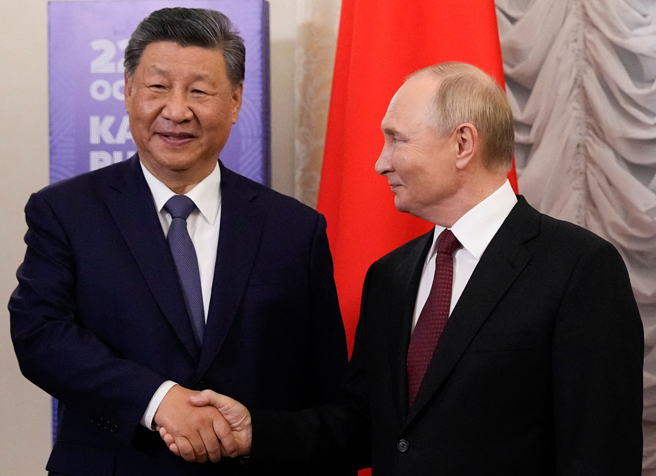 中國大陸國家主席習近平10月在俄羅斯韃靼斯坦共和國首都喀山（Kazan）舉行的金磚國家峰會雙邊會議中，與俄羅斯總統普丁握手的資料照。（路透）