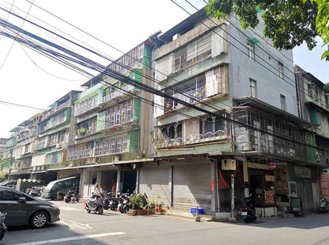 新北市板桥区浮洲地段推动都更，但新北市议员黄淑君却指出市府，忽略其他再发展区急需更新的需求。（新北住都中心提供）