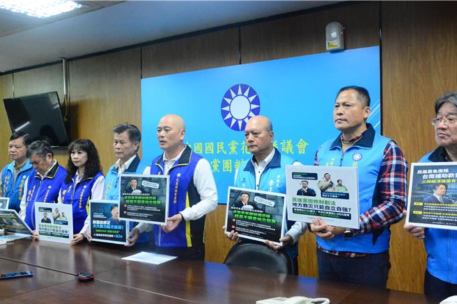 国民党花莲县党部主委卢新荣今率多位干部、与县议员党团书记长吴东升、县议员韩林梅、邱光明等召开记者会支持财划法。（王志伟摄）