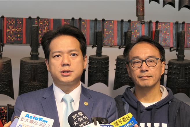 针对柯文哲以3000万元交保，新竹市代理市长邱臣远（左）表示，对于这次柯主席的司法案件，对起诉的结果感到非常遗憾，支持柯文哲全力来捍卫相关权益。（王惠慧摄）