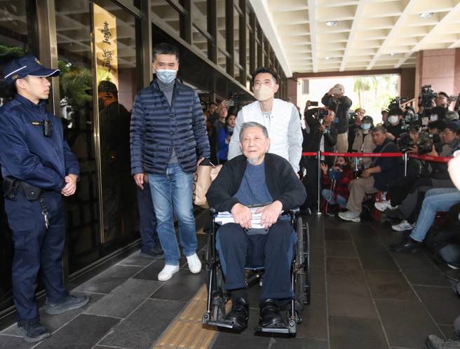 沈庆京（前）完成交保后离开法院。（赵双杰摄）