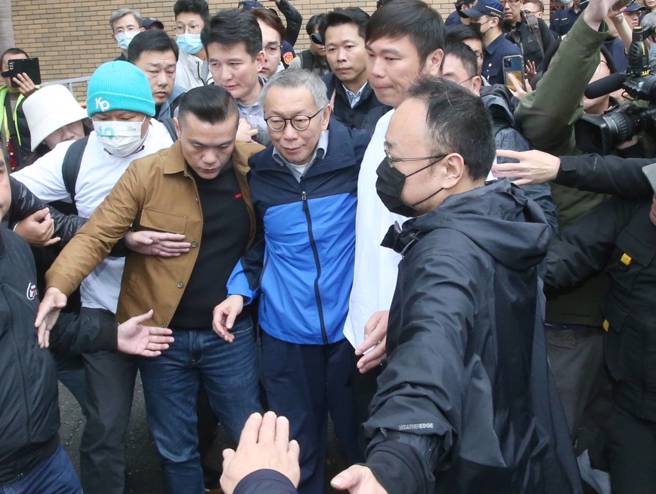 台北地检署侦办前台北市长柯文哲涉及京华城容积率与政治献金假帐案，在押的前台北市长柯文哲（前中）移审法院后，北院27日裁定交保，完成交保后离开。（赵双杰摄）
