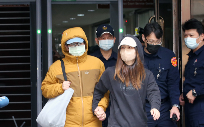 台北地檢署偵辦京華城，前台北市長辦公室主任李文宗（中左）27日交保後步出地檢署。（范揚光攝）