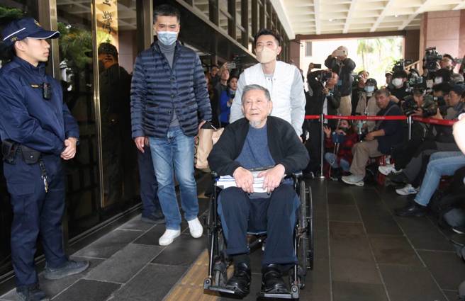 威京集团主席沈庆京移审法院后，北院今（27日）裁定交保，沈完成交保后坐轮椅离开法院。（赵双杰摄）