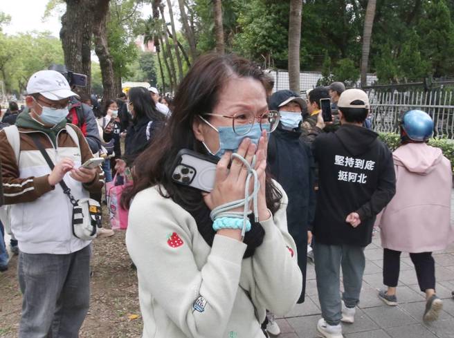 27日支持者看到柯文哲交保后离开，开心落泪。（资料照/赵双杰摄）