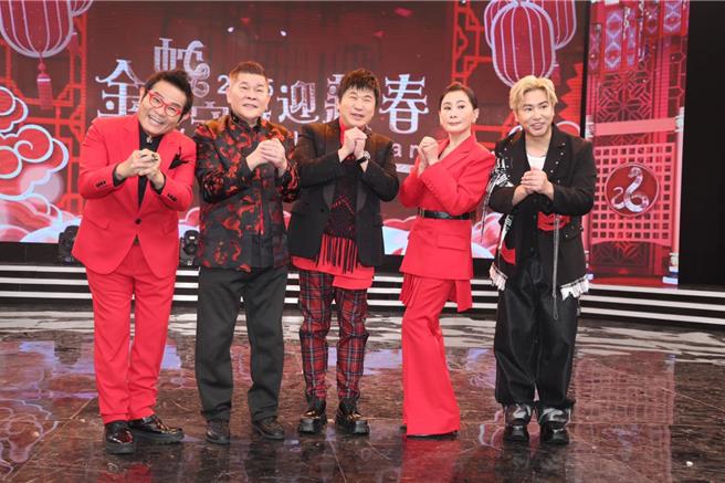 许效舜（左起）、澎恰恰、胡瓜、陈亚兰、欧汉声今在华视录制过年节目。（池宗玲摄）