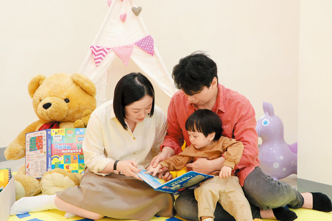 八里龍形圖書閱覽室以馬卡龍色彩打造親子閱讀空間。（圖／新北市立圖書館提供）