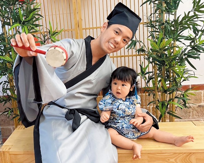 到五股守讓堂可體驗穿古裝，感受百年前大戶人家的生活。（圖／新北市立圖書館提供）