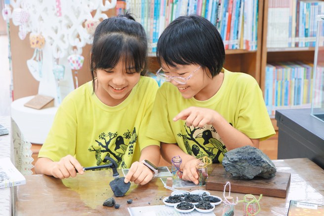 平溪分館有親子DIY，自製獨一無二的「「黑金瓶燈」。（圖／新北市立圖書館提供）