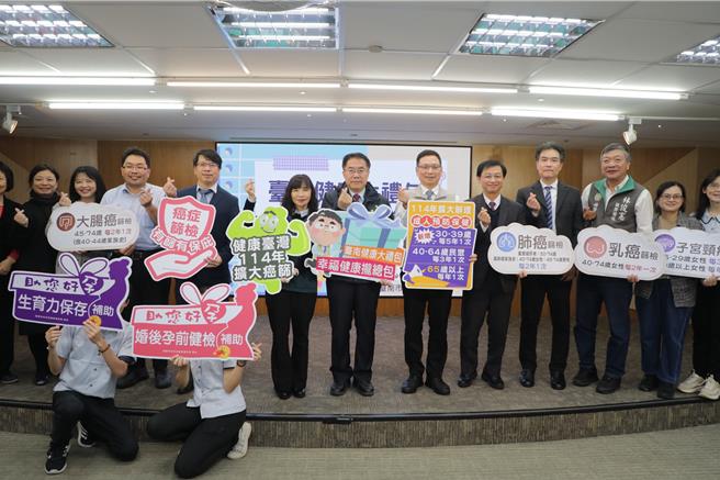 台南市政府今天举办「健康大礼包」上路记者会，市长黄伟哲宣布明年元月推出3项重要新措施。（曹婷婷摄）
