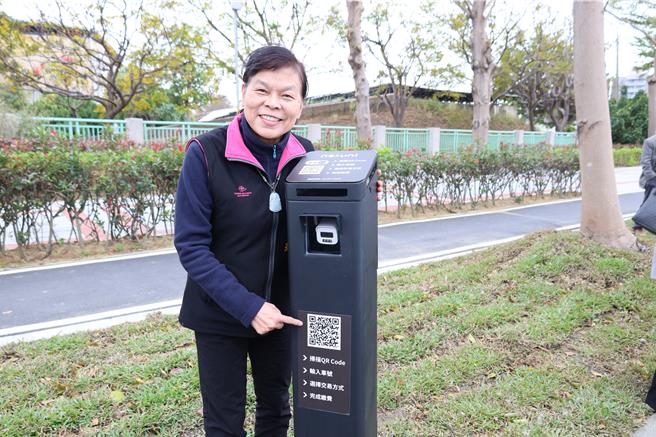 头份市智慧路边停车支付好便捷，明年元旦起正式启用，头份市长罗雪珠欢迎民眾多加利用。（谢明俊摄）